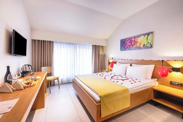 غرفة بريميوم بسرير مزدوج بإطلالة جزئية على البحر، Lei Hotel 2/6