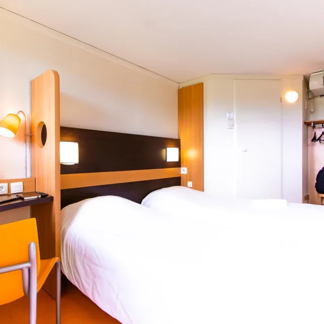 Room, Twin Beds, Hotel Premiere Classe Nevers - Varennes Vauzelles 2/3