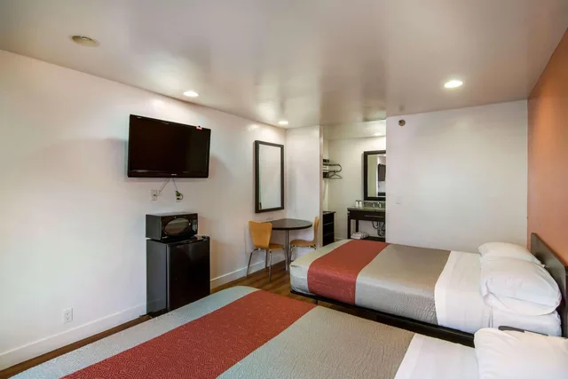 2 King Beds - Non-Smoking, Micfridge، Motel6 Monterey Park, CA 2/6