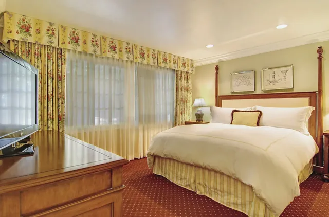 جناح ديلوكس بسرير كينج، Wayside Inn 1/3