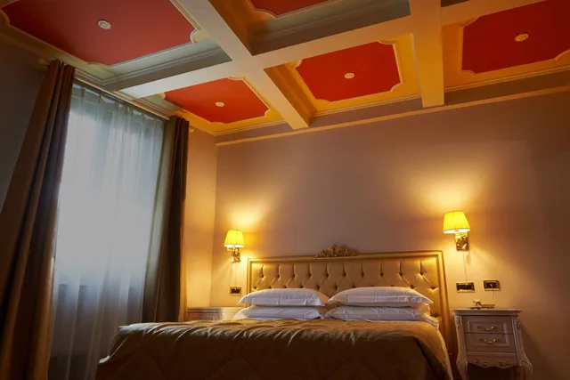 Room, Queen Bed, Garden Area, Villa Royal 2/5
