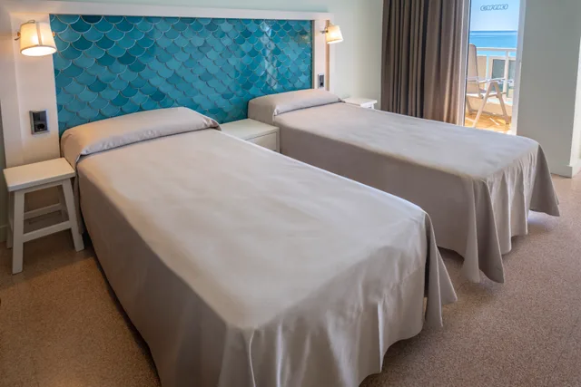 غرفة بريميوم بسرير مزدوج أو سريرين منفصلين، Caprici Beach Hotel & Spa 2/4