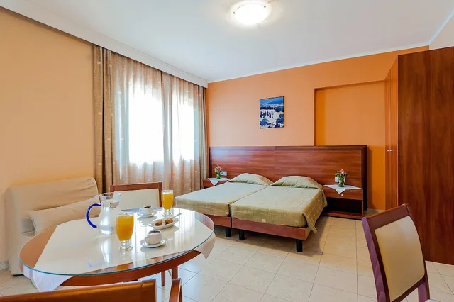 غرفة بسريرين منفصلين مع أريكة، Esmeralda Hotel 3/4