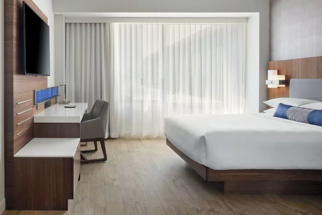 غرفة ديلوكس بسرير كينج، DELTA HOTELS BY MARRIOTT TROIS RIVIERES CONFERENCE CENTRE 2/10