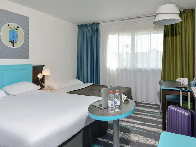 غرفة قياسية بسرير مزدوج وسريرين منفصلين، Ibis Styles Angouleme Nord 2/4