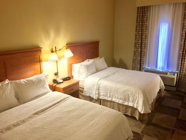 غرفة بسرير كينج وسريرين كوين، Hampton Inn Garden City, KS 8/10