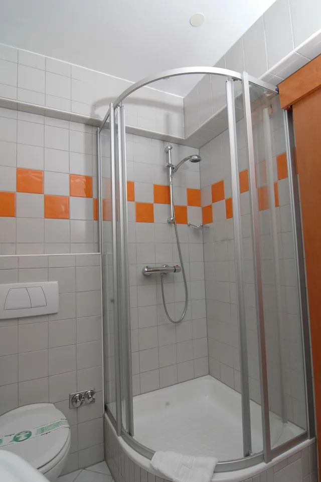 غرفة بسرير كوين بإطلالة على النهر بشرفة، Hotel Villa Dvor 4/4