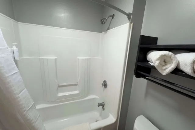 Room, 2 Double Beds, Days Inn By Wyndham Gonzales 8/9