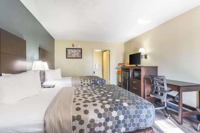 غرفة بسرير مزدوج أو سريرين منفصلين لذوي الإعاقة، Econo Lodge & Suites Clarksville near Governors Square Mall 2/3