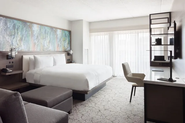 غرفة بسرير كينج لذوي الإعاقة، Melville Marriott Long Island 3/4