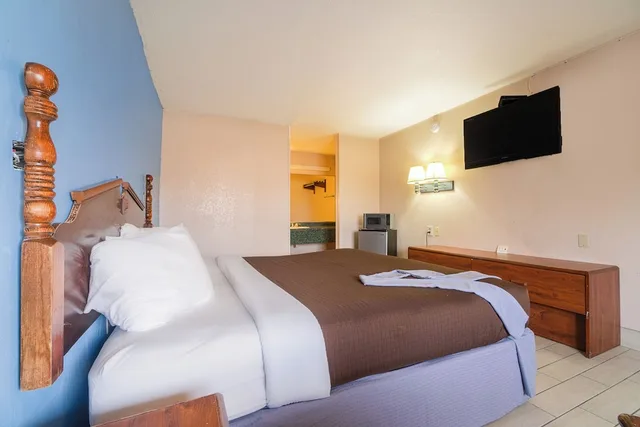 غرفة بسرير كينج لغير المدخنين، Regency Inn Three Rivers I-37 4/10