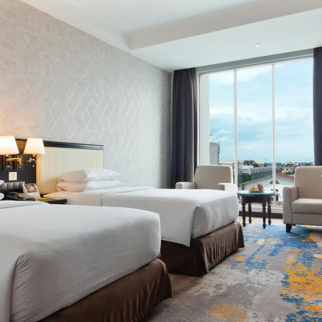 غرفة بزنس بسريرين منفصلين بإطلالة على المدينة، FOUR POINTS BY SHERATON MEDAN 2/6