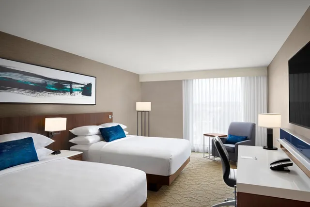 غرفة بسرير كينج وسريرين كوين، Delta Hotels By Marriott Thunder Bay 2/6