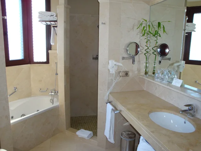 جناح جونيور مفرد بحوض جاكوزي، Sh Villa Gadea 3/3