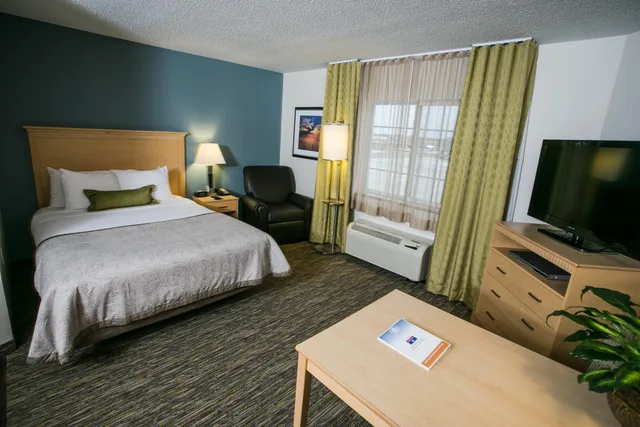 استوديو بسرير كوين، Candlewood Suites Fargo N Dakota State University 1/3