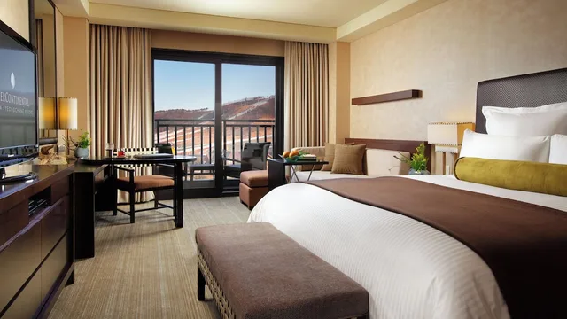 غرفة كلاسيكية بسرير كينج بإطلالة على الجبل بشرفة، InterContinental Alpensia Pyeongchang Resort by IHG 1/3