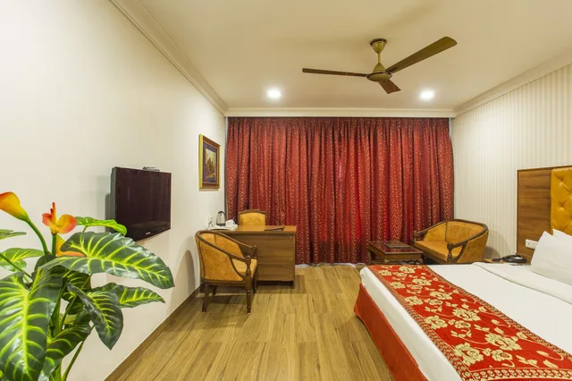 غرفة كلاسيكية بسرير كينج بإطلالة على المدينة، The Grand Regency 1/2