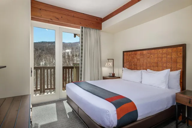 2 Bedrooms, Alpine, Suite, 1 King and 2 Double Beds، The Lodge At Spruce Peak 2/6
