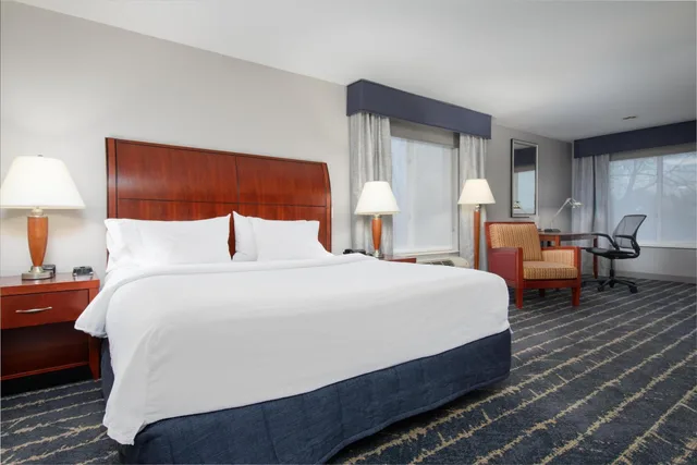 جناح بسرير كينج مع أريكة بجاكوزي، Hilton Garden Inn Milwaukee Northwest Conference Center 1/5