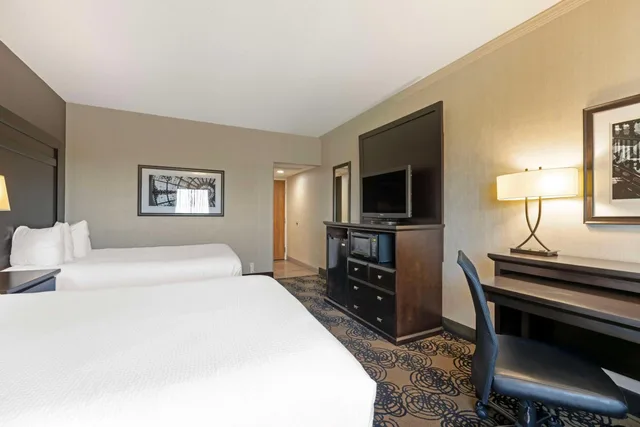 غرفة بسريرين كوين بحوض استحمام لذوي الإعاقة، Best Western Plus Midwest Inn 1/7