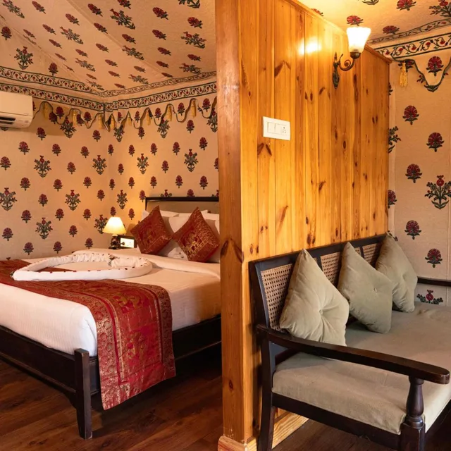 Super Luxury Cottage، Om Vilas Benares 6/9