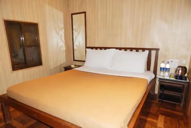 خيمة بسرير كوين، West End Hotel 4/6