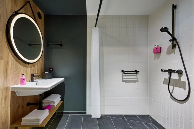 Moxy, Queen Bed, City View، Moxy Karlsruhe 3/5