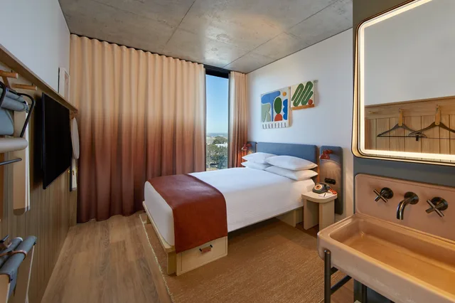 Moxy, Guest Room, Queen Bed, Airport View, High Floor، Moxy Sydney Airport 1/2