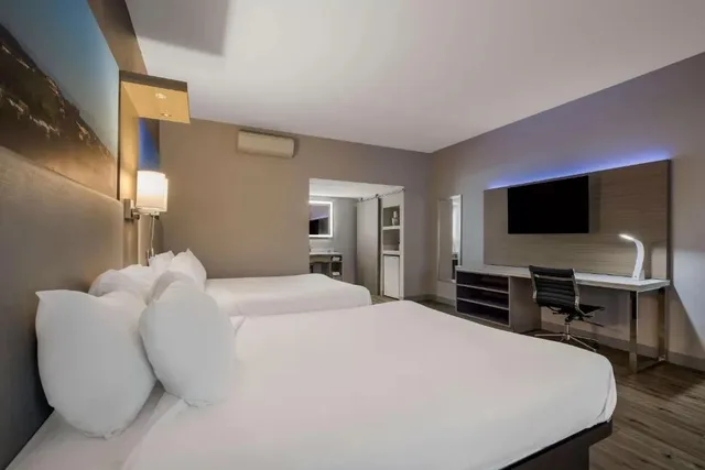 غرفة داخلية بسريرين كوين، Best Western Diamond Bar Hotel & Suites 2/4