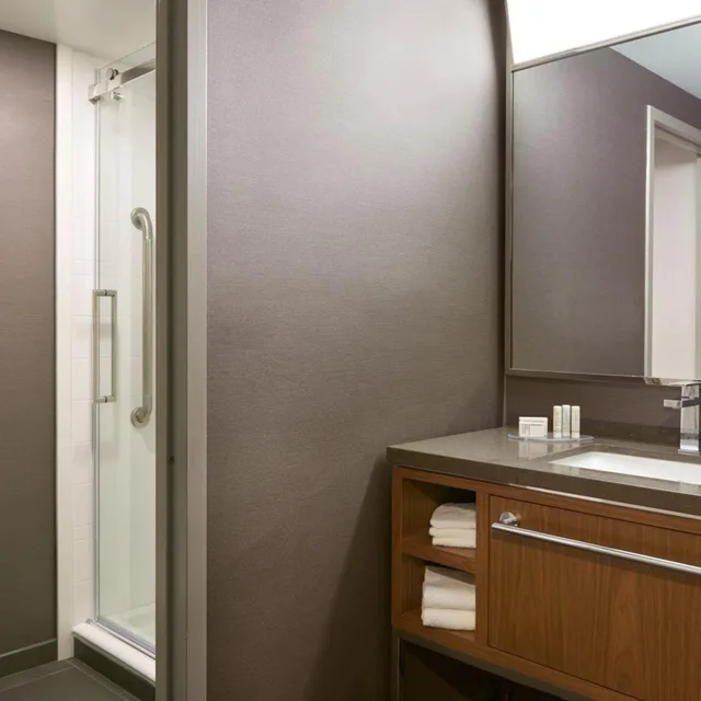 غرفة بسرير كينج وسريرين كوين، Courtyard By Marriott Toronto Markham 4/4