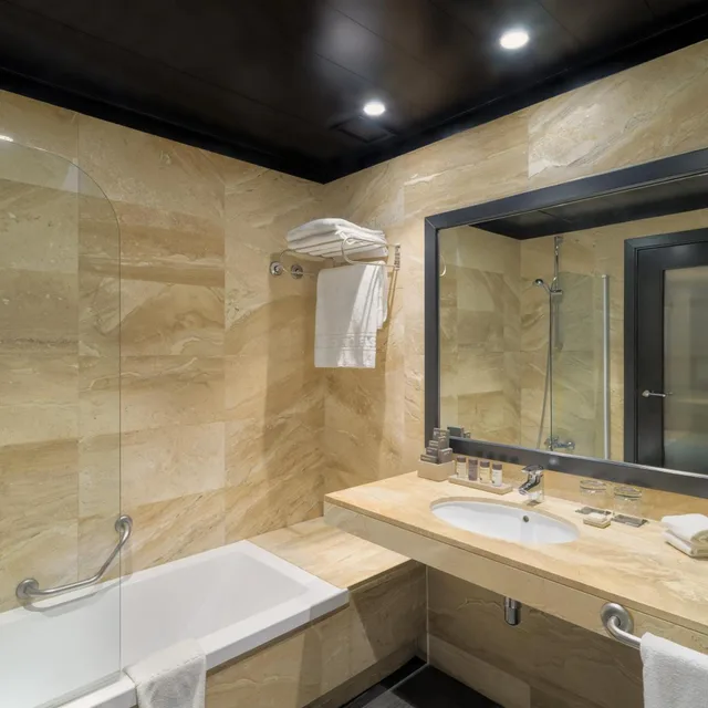غرفة بسرير كينج، H10 Marina Barcelona 4/6