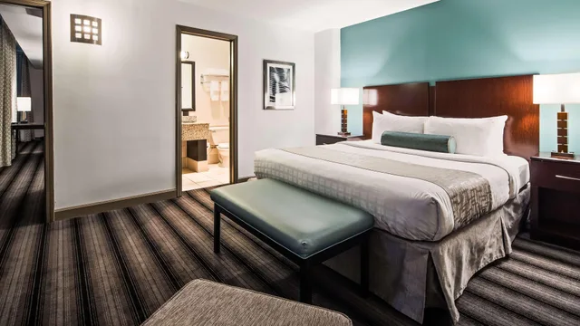 جناح بسرير كينج بغرفة نوم واحدة مع أريكة بمنطقة جلوس، Best Western River North Hotel 1/2