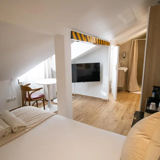 Room, Double Bed, Small, Attic، Les Rebelles 1/2