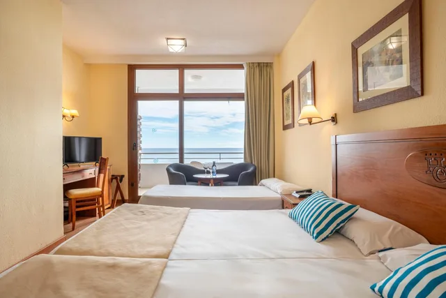 غرفة ديلوكس ثلاثية بسريرين منفصلين بإطلالة على البحر مع أريكة، Leonardo Hotel Torremolinos Costa del Sol 1/2
