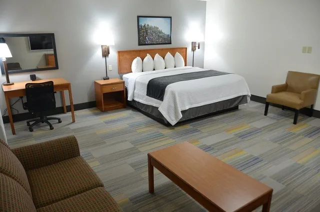 غرفة سوبيريور بسرير كينج مع أريكة، Park Inn by Radisson Maryville 1/4