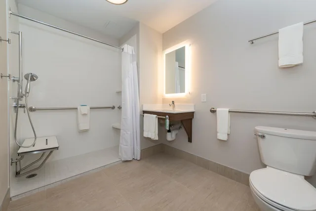 غرفة بسريرين كوين لذوي الإعاقة، Holiday Inn Express And Suites Victoria Colwood 3/3