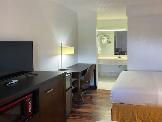 غرفة قياسية بسريرين كوين للمدخنين، Motel6 Fancy Gap, VA 2/6