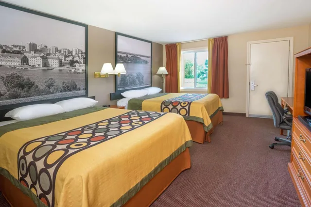 Room, King Bed, 2 Queen Beds, Super 8 By Wyndham Kingston 2/9