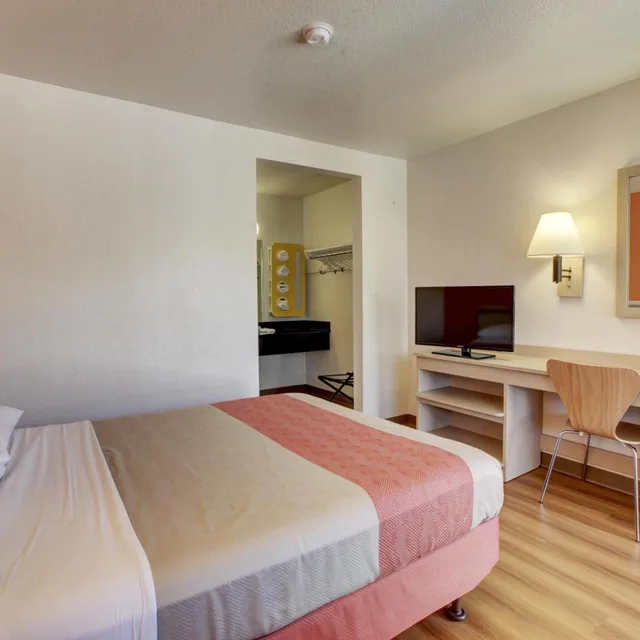 غرفة بسرير كوين للمدخنين، Motel6 Bellflower, CA - Los Angeles 4/10