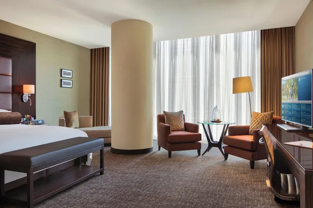 غرفة بسريرين منفصلين مع دخول صالة النادي، City Centre Rotana Doha 4/9
