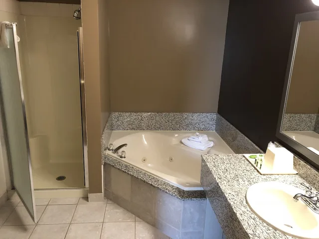 غرفة قياسية كبيرة بسرير كينج مع أريكة بحوض جاكوزي، Best Western Strathmore Inn 9/10