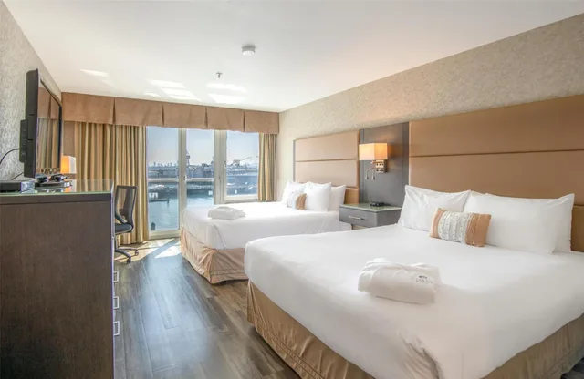 Coast, Premium, 2 Queen Beds، Lonsdale Quay Hotel 2/6