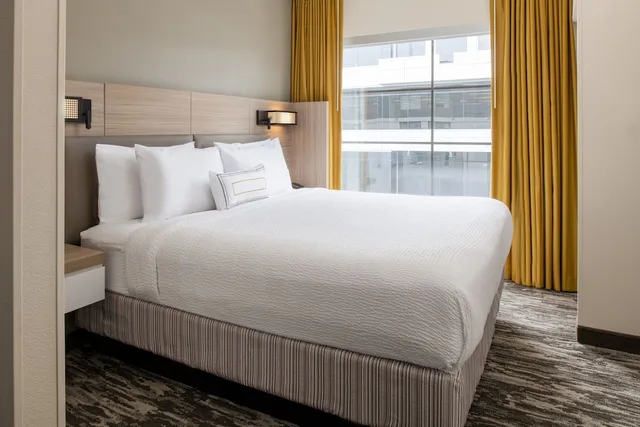 جناح بسرير كينج مع سرير سحّاب إضافي مع أريكة، Springhill Suites Seattle Downtown South Lake Union 2/4