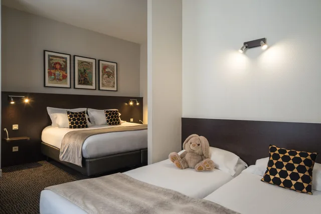 غرفة عائلية بسرير كوين مع أريكة، Hotel Voltaire Opera Nantes 1/2