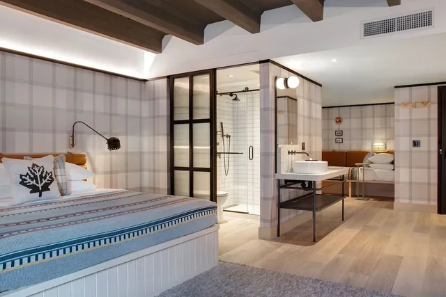 Suite, Twin Beds, Moxy Banff 3/5