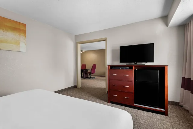 غرفة بزنس بسرير كينج، Comfort Inn and Suites North East, MD 4/5