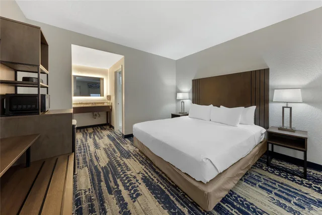 Mini, Suite, King Bed, Sofa, Living Area، Best Western Of Clewiston 2/5
