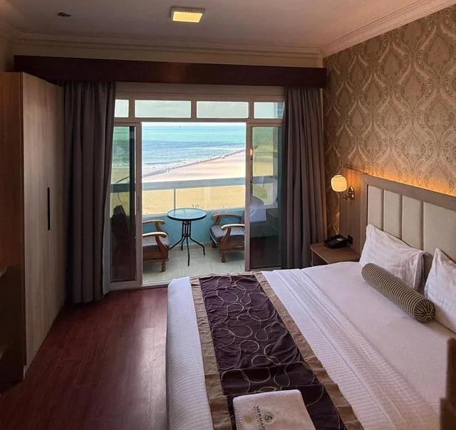 غرفة ديلوكس بإطلالة على البحر بشرفة، Mermaid Beach Hotel 8/10