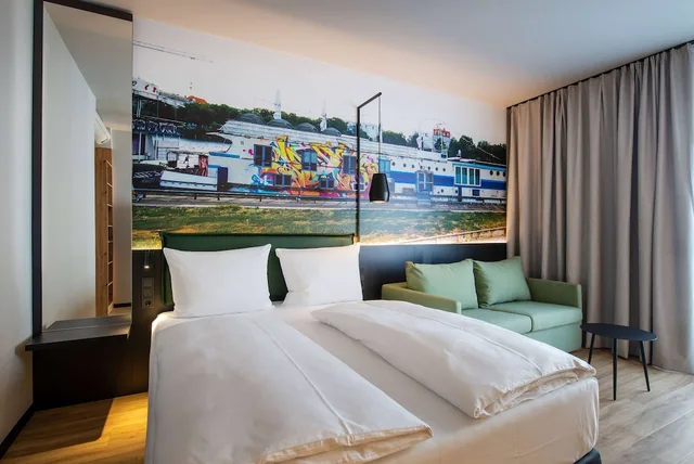 Lounge, Queen Bed, Sofa, B&B HOTEL Berlin-Kreuzberg 2/7