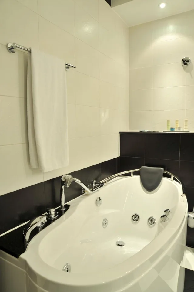 غرفة بريميوم بإطلالة على المسبح بشرفة، RADISSON BLU HOTEL, LUSAKA 10/10